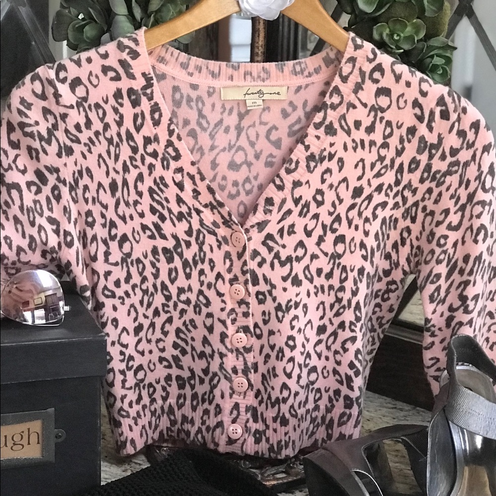 🌿❣️Twenty One Pink/Gray Leopard Crop Sweater M
